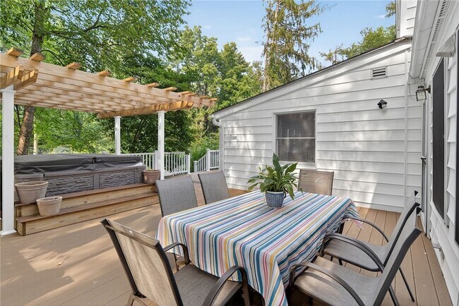 Building Photo - 204 Roat St