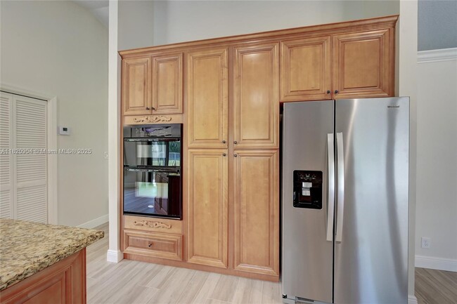 Building Photo - 7120 Hialeah Ln