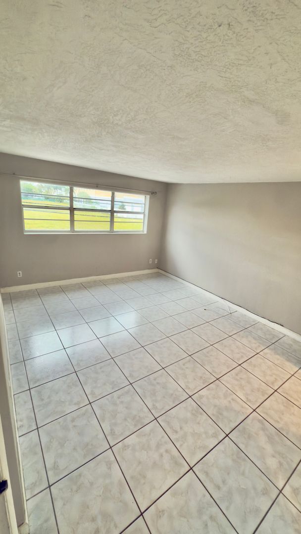 Building Photo - Spacious 1-Bed Condo in Sutton House – 974...