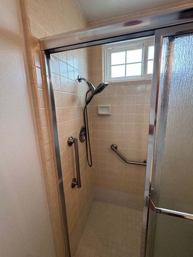 Building Photo - Beautiful 3 bedroom 2 bath HOME . . .  Clo...