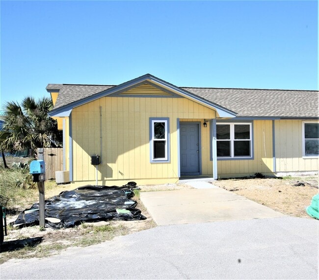 Building Photo - Beautifully updated 1 bedroom apartment within walking distance to the beach!