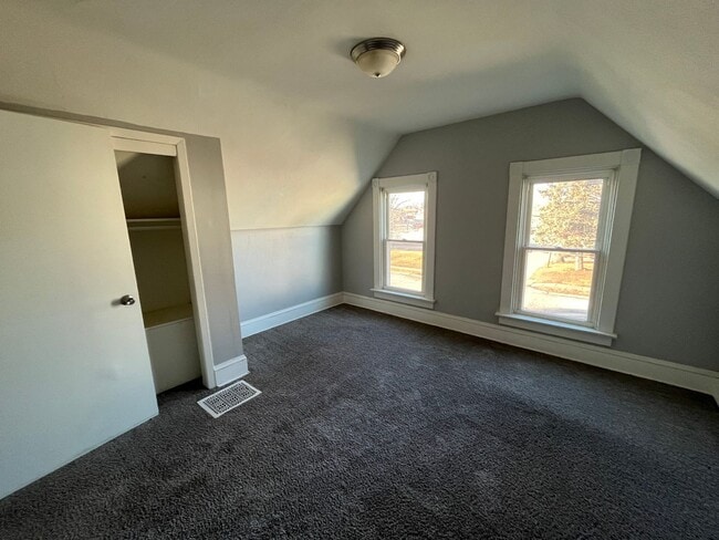 Building Photo - 3 bedroom remodeled home in Davenport near...