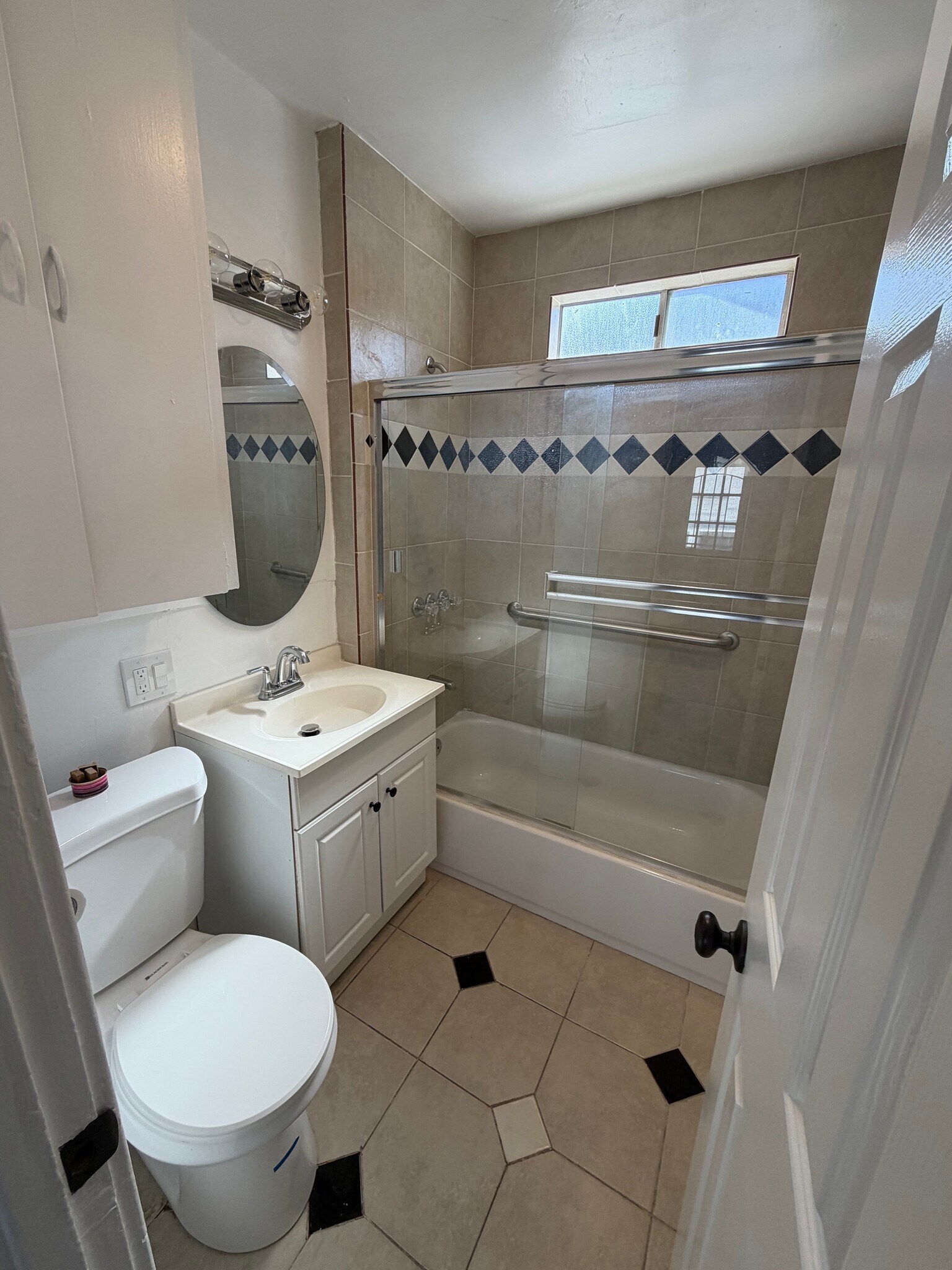 Building Photo - 617 W 17th St