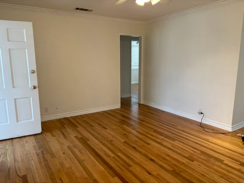 Building Photo - 534 N Niagara St