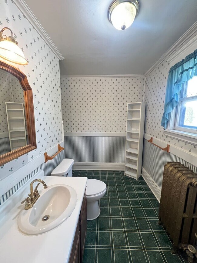 Building Photo - AVAILABLE JUNE - Upper 2 Bed 1 Bath Apt w/ Private Laundry