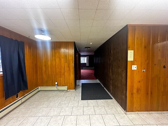 Building Photo - 2bed/1bath Upper Unit/No Garage/ Pets Nego...