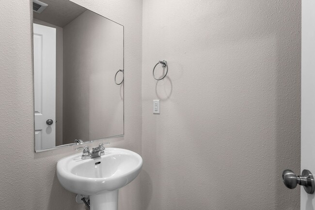 Building Photo - 2022-Like New-Construction 4BR/2.5BA, 1,700 sqft. NW Spokane