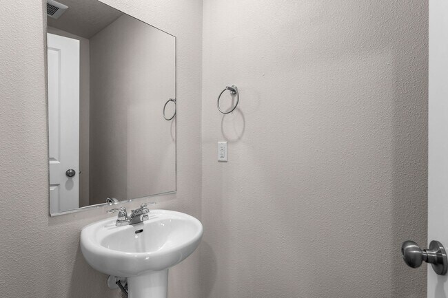Building Photo - Beautiful 2022 Built Home With Views!