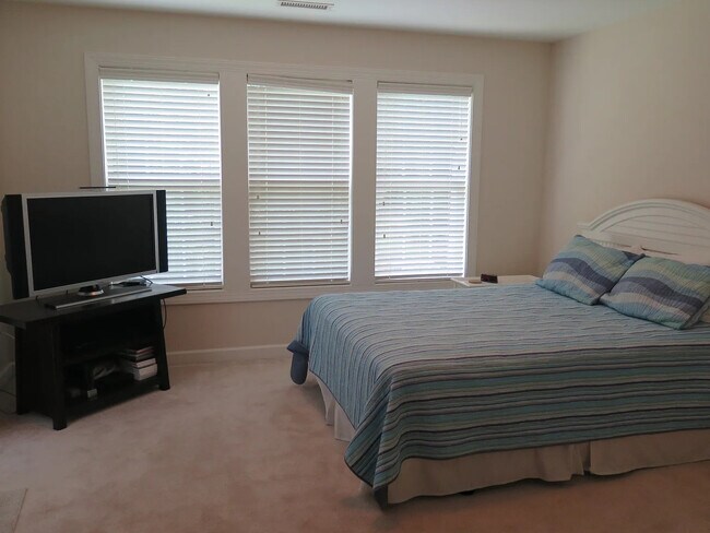 Building Photo - 3645 Edgemont Dr