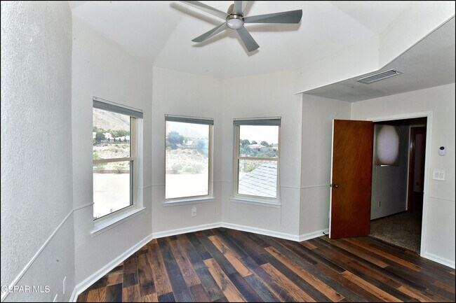 Building Photo - 529 Castlerock Ln