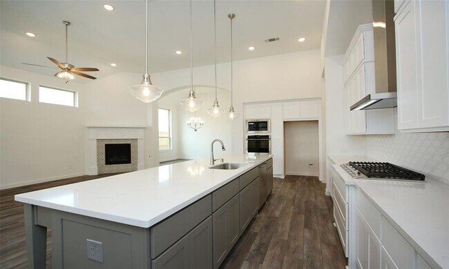 Building Photo - 23715 Fernbriar St