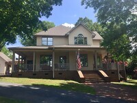 Building Photo - 3 Bedroom house in walking distance to Lake Robinson!