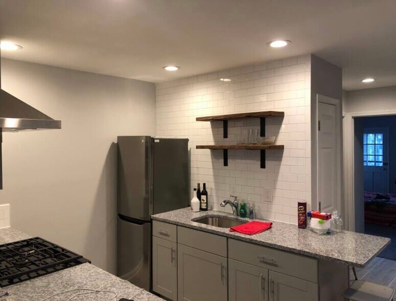 kitchen - 225 E Lafayette Ave