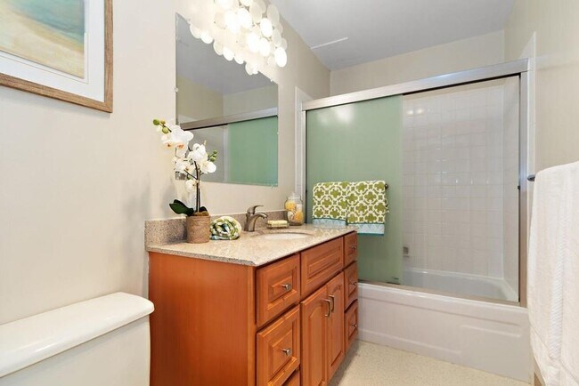 Building Photo - Updated Condo Steps from Lake Merritt with Parking and Utilities Included