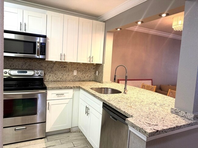 Building Photo - 111 Lake Emerald Dr