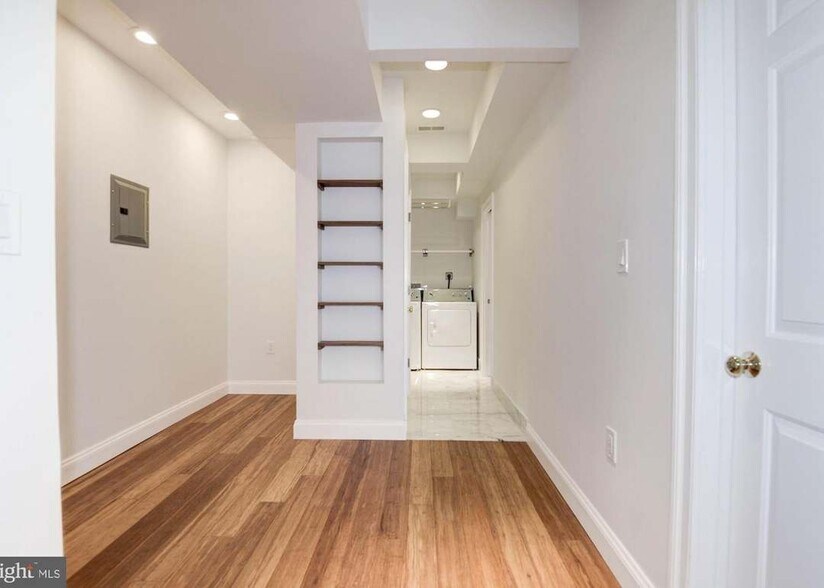 Building Photo - 4600 Kenmore Dr NW