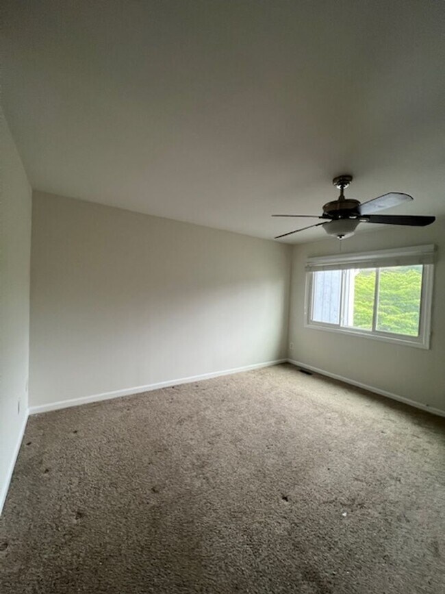 Building Photo - CHARMING TOWNHOME LOCATED IN HIGHLAND HALL...