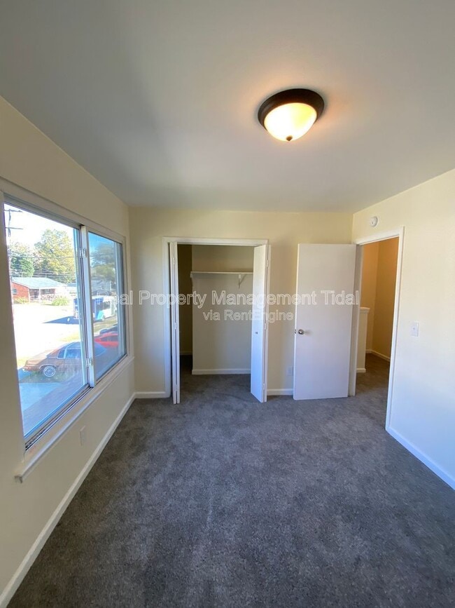 Building Photo - 726 19th St