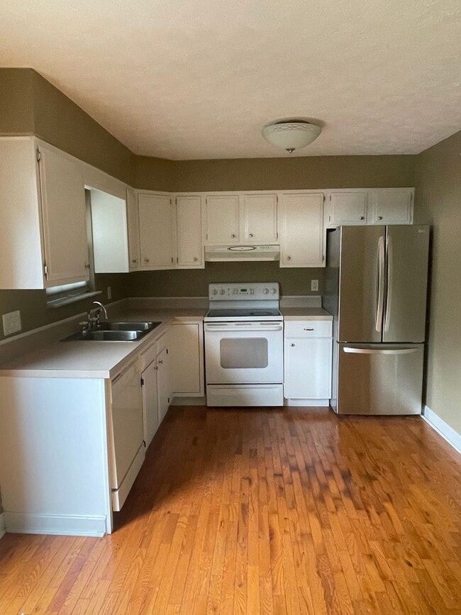 Building Photo - Three Bedroom Townhome