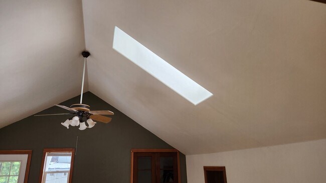 Building Photo - Large Home Close to Town In The Trees