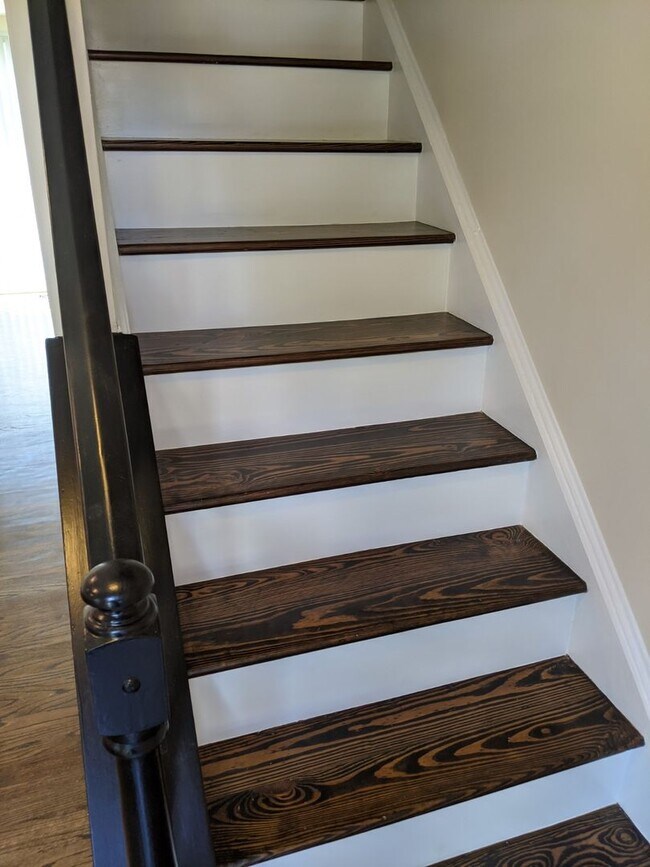 Building Photo - Renovated townhouse in established neighbo...
