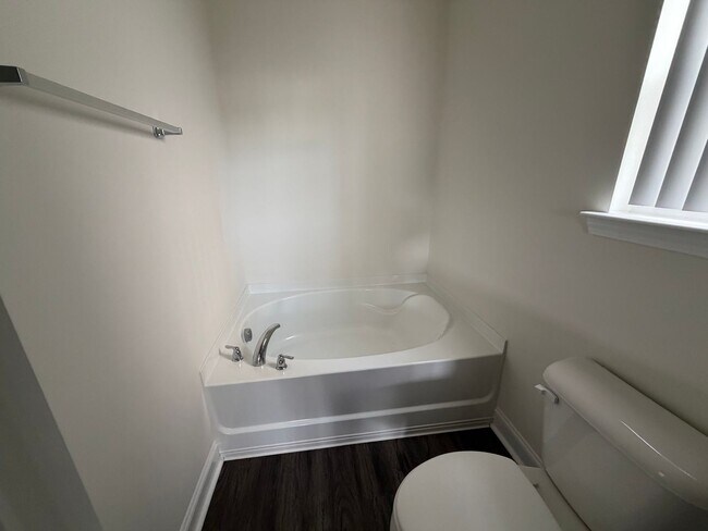 Building Photo - FOR RENT