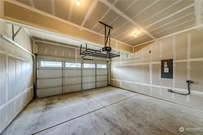 Building Photo - Duplex Style CONDO - 3 Bed 2.5b Bath Fully...