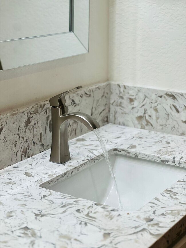 Building Photo - Beautiful remodeled 1 Bed one Bath in  Nor...