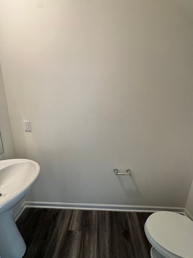 Building Photo - Beautiful 3-Bedroom Home Near Downtown Sta...