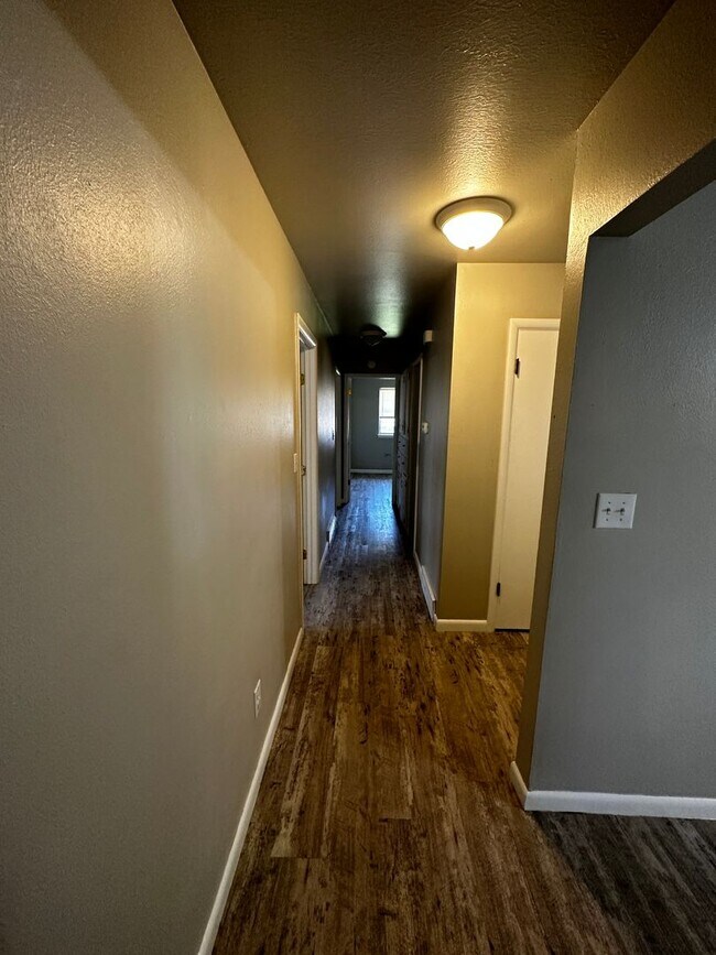 Building Photo - Great 3 bd/1.5 ba Home - Lots of Built-in Storage