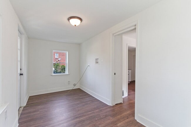 Building Photo - Cozy 3 Bedroom, 1.5 Bath Single Family Home!