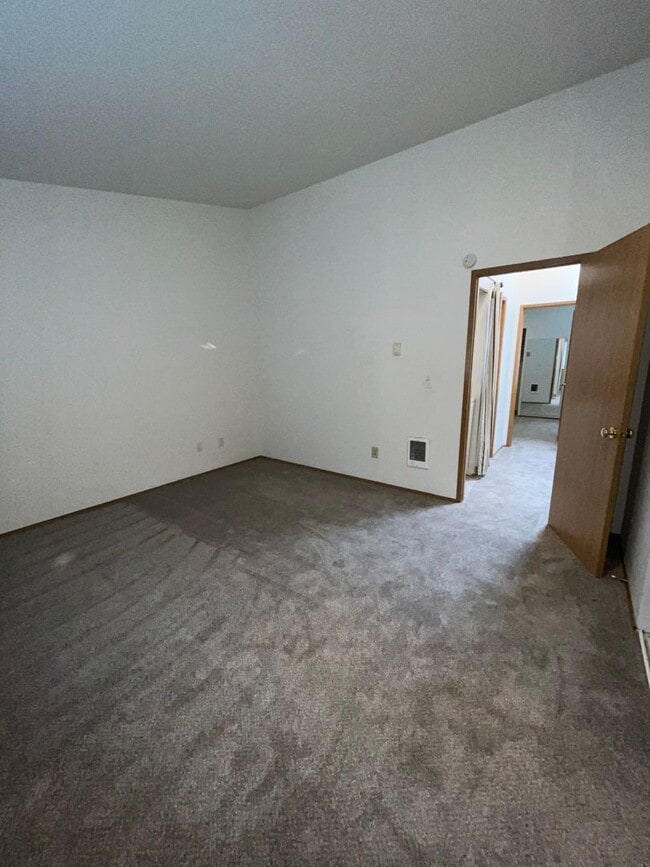 Building Photo - 447 - Townhome in Spectacular Location, 1 Car Attached Garage