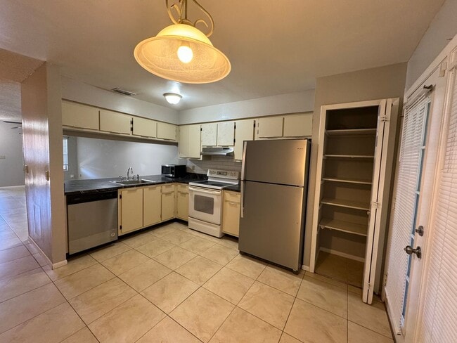 Building Photo - Spacious 3 bedroom, 2 bathrooms multiplex unit. 2 story in Alafaya