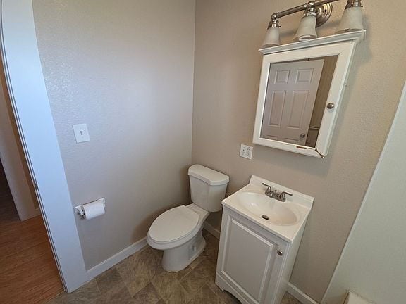 Building Photo - Charming 2 bedroom 1 bathroom home