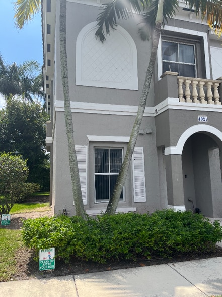Primary Photo - 4921 SW 140th Terrace