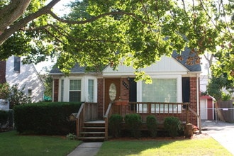 Building Photo - 1709 W Farnum Ave