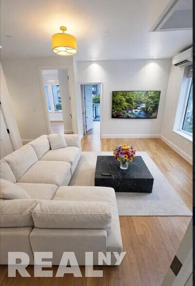 Building Photo - 56 Frost St