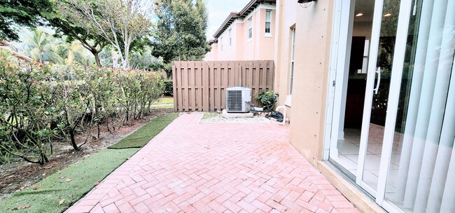 Building Photo - 6890 Julia Gardens Dr