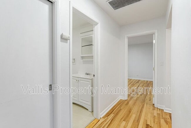 Building Photo - 389 Appleblossom Ave N