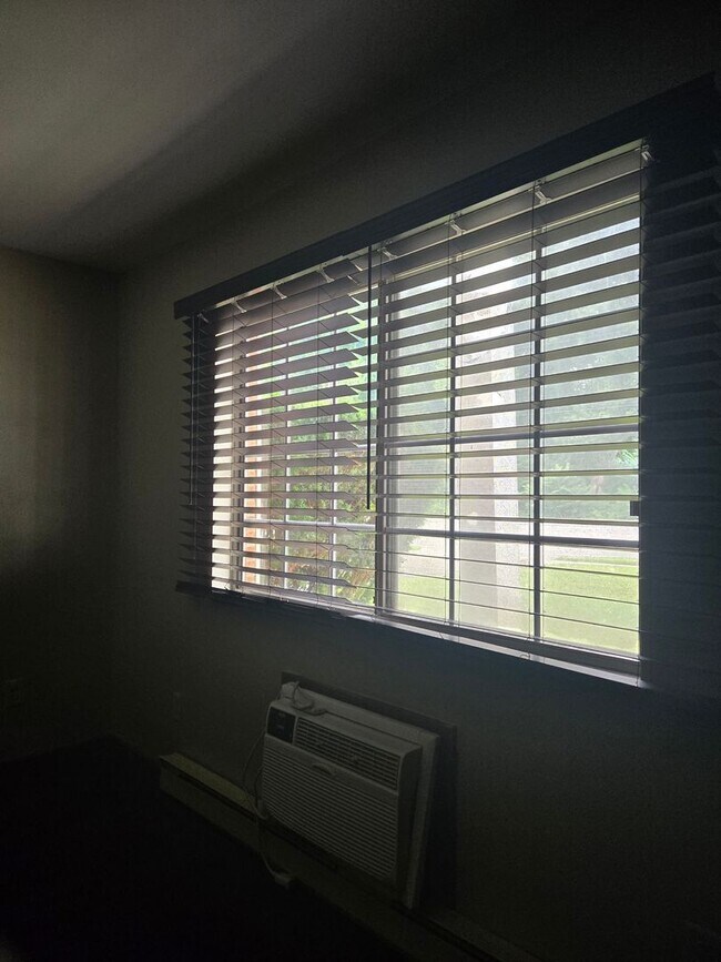 Building Photo - SPRINGBANK APARTMENTS II