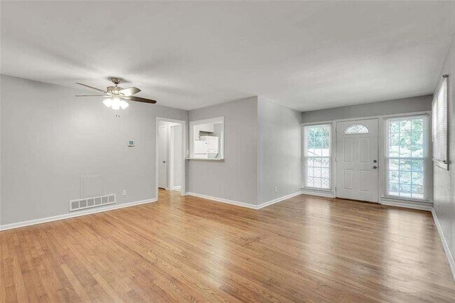 Building Photo - 801 Marstevan Dr NE