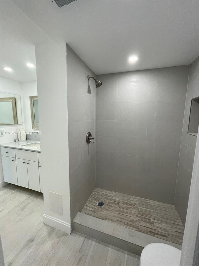 Building Photo - 2160 SW 16th Ave