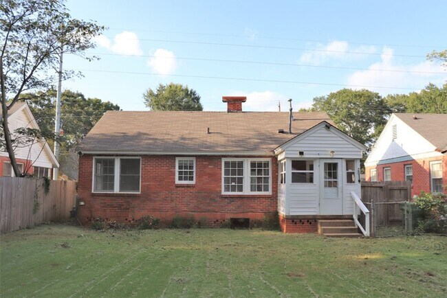 Building Photo - 2- Bedroom Bungalow Beauty
