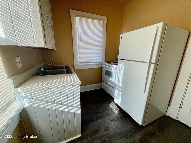 Building Photo - 2015 E Oak St