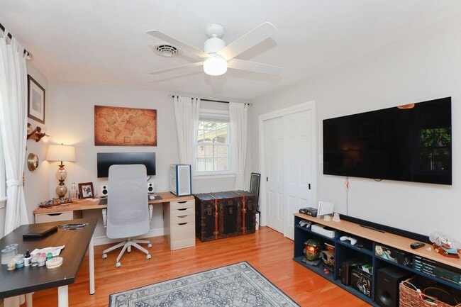 Building Photo - Charming 2BR in Historic Home – Bright, Sp...