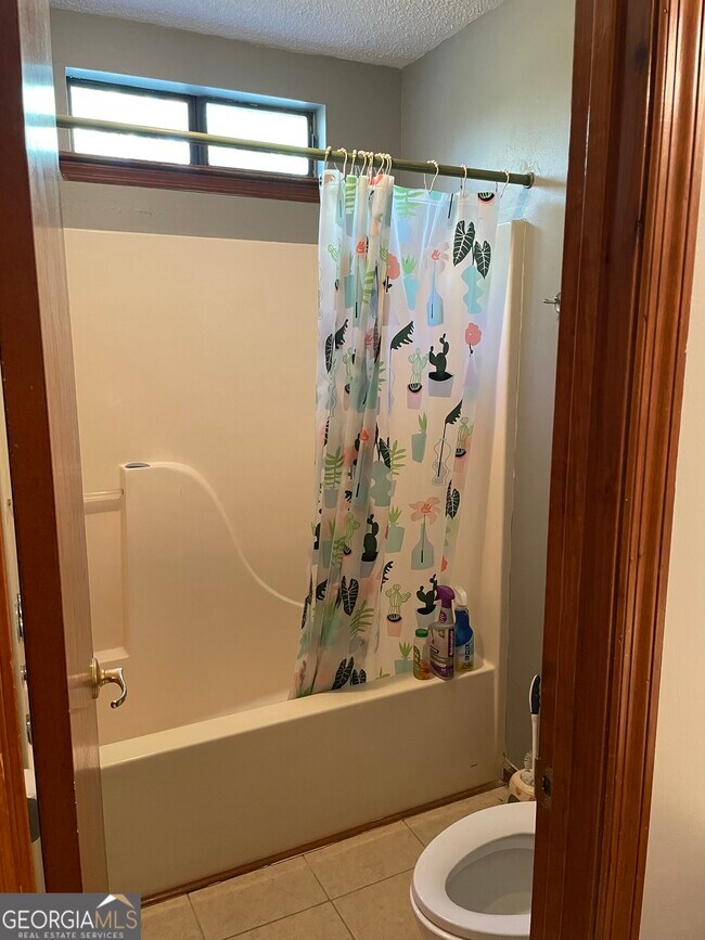 Building Photo - 211 N Woodvalley Dr