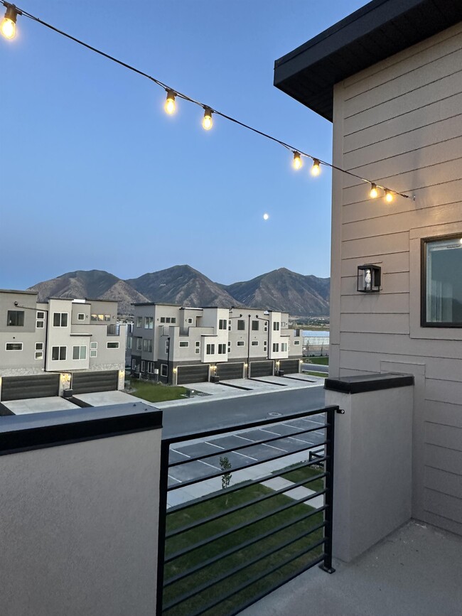 Building Photo - 539 W 1810 N