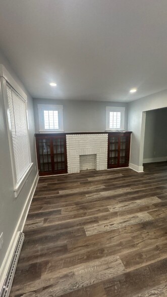 Building Photo - 261 Navigation St