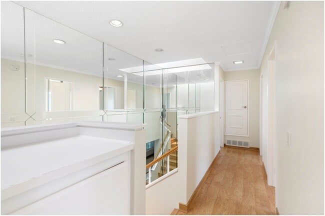 Building Photo - Beautiful Woodbridge Home!