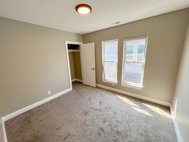 Building Photo - Modernized 2nd Floor Apartment in Franklinton – Your Urban Oasis Awaits!